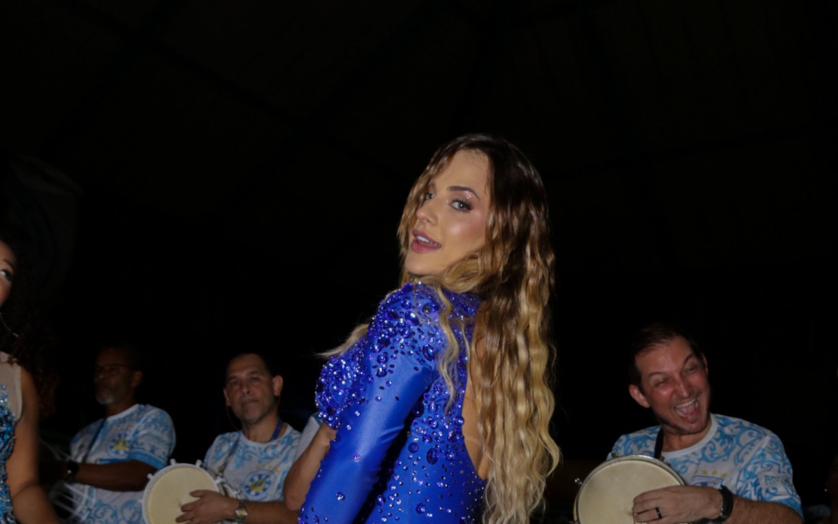 Gabi Martins participa de ensaio da Vila Isabel 