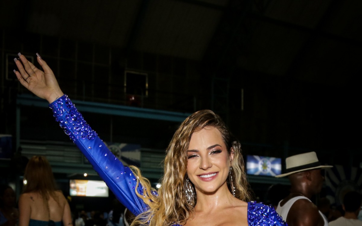 Gabi Martins participa de ensaio da Vila Isabel 