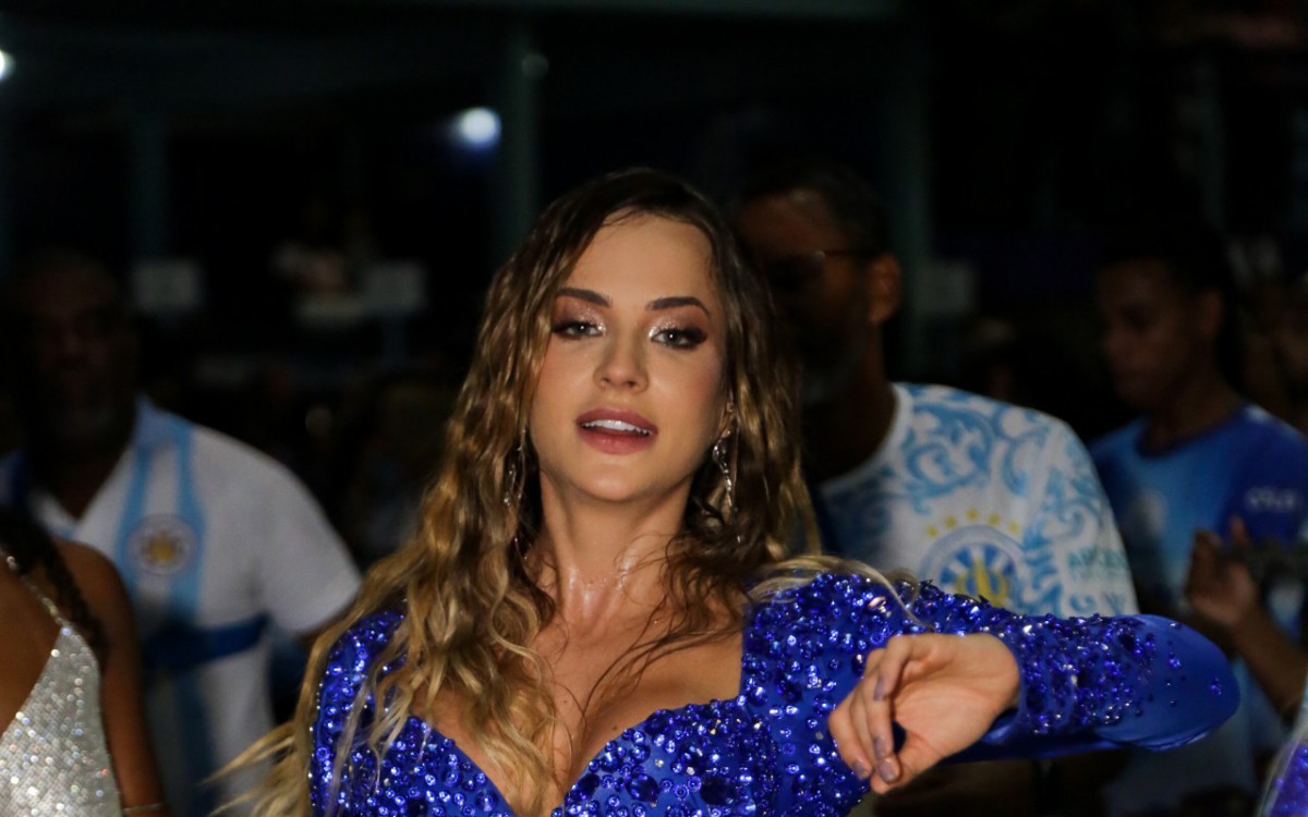 Gabi Martins participa de ensaio da Vila Isabel 