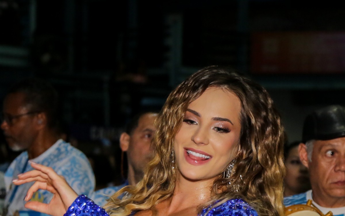 Gabi Martins participa de ensaio da Vila Isabel 