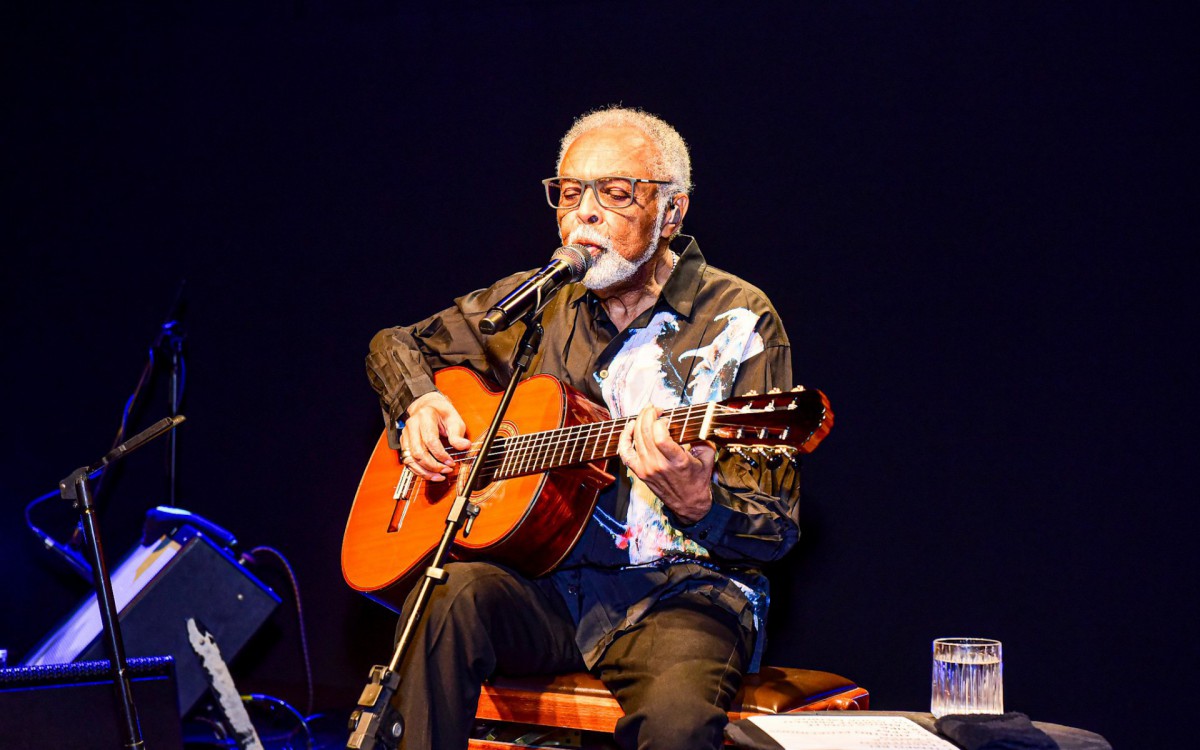 Gilberto Gil faz show em evento beneficente 
