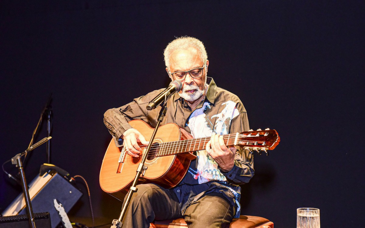 Gilberto Gil faz show em evento beneficente 