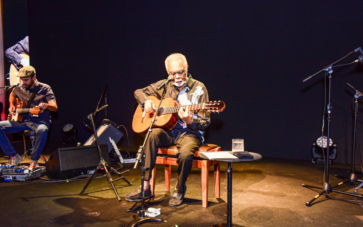 Gilberto Gil faz show em evento beneficente 