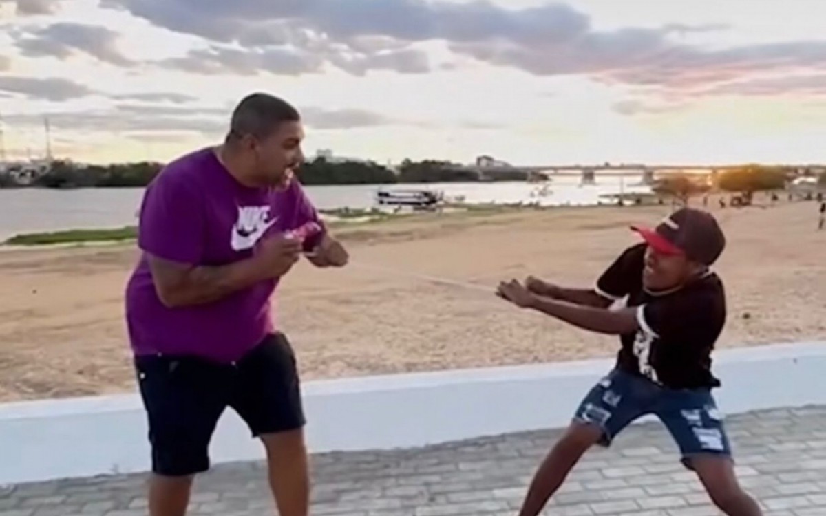 O sargento Aguiar e Guto entre os passeios que j&aacute; fizeram