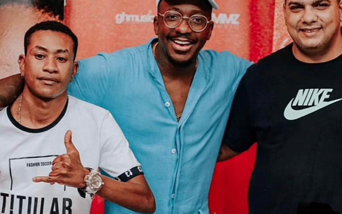 Guto e o sargento Aguiar entre o cantor Mumuzinho