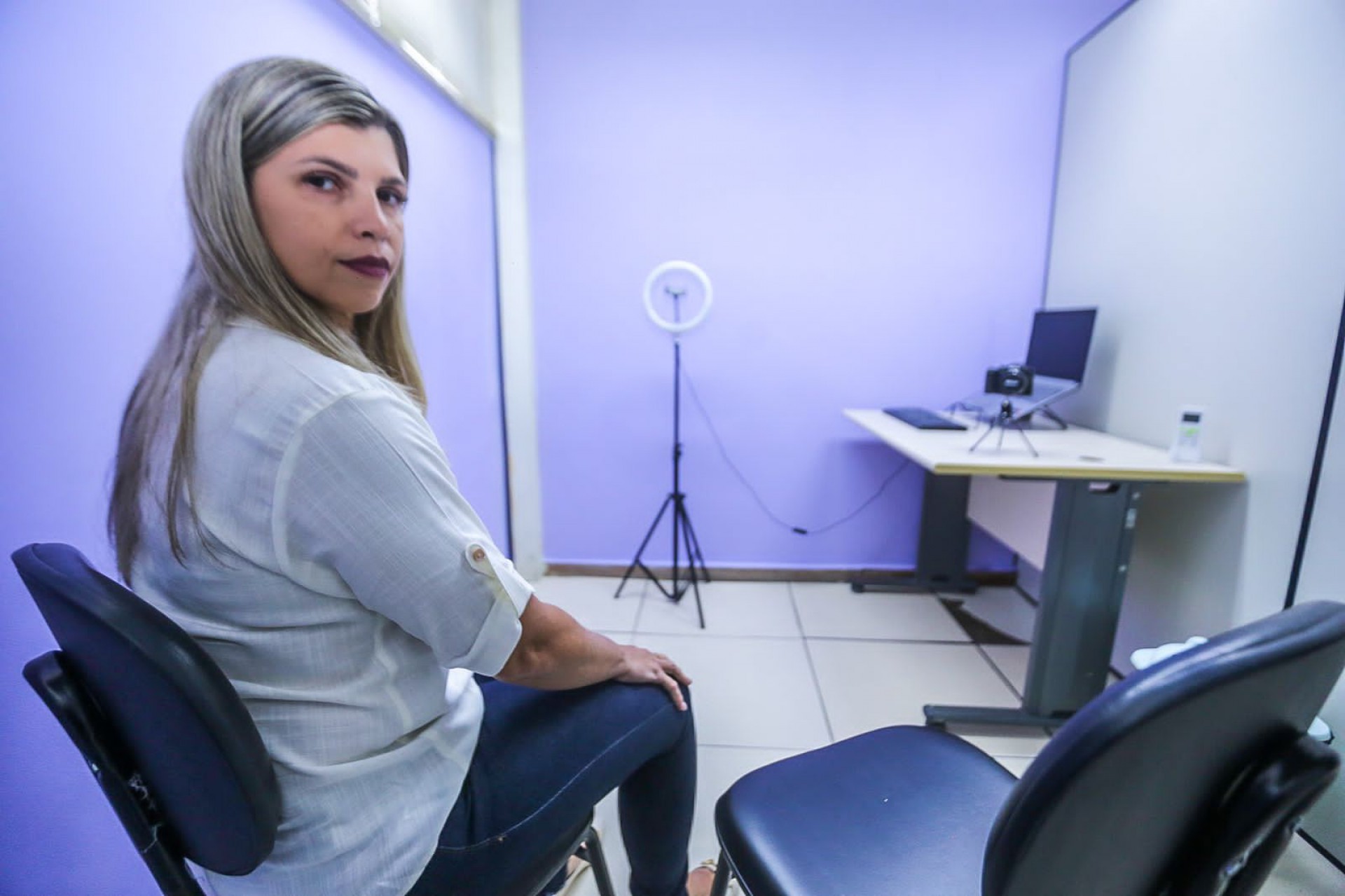 A policial Fabr&iacute;cia Rodrigues, que &eacute; a respons&aacute;vel pela sala de oitivas, recebeu treinamento especializado - Rafael Barreto / PMBR