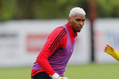 Benfica entra em contato e inicia negociação com Hugo Souza, do Flamengo