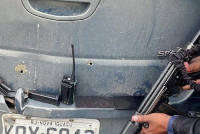 Suspeito morre após capotar com carro roubado na Avenida Brasil