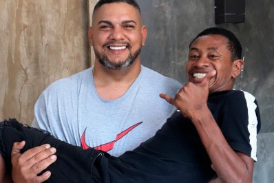 Relação de carinho entre sargento da PM de Belford Roxo e rapaz especial viraliza nas redes sociais