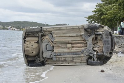 Carro perde controle na RJ-106 e atinge idosa em Iguaba Grande
