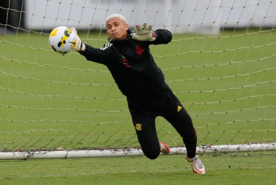 Volante do Flamengo se arrisca e vira goleiro durante treino; veja!