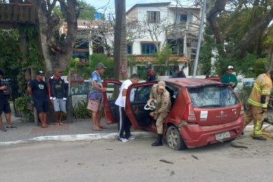 Duas pessoas ficam presas às ferragens em acidente de carro em Arraial do Cabo