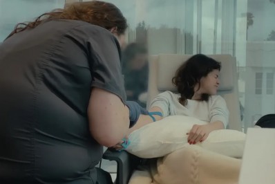 No documentário 'My Mind & Me', Selena Gomez chora com agravamento de lúpus: 'Dói'