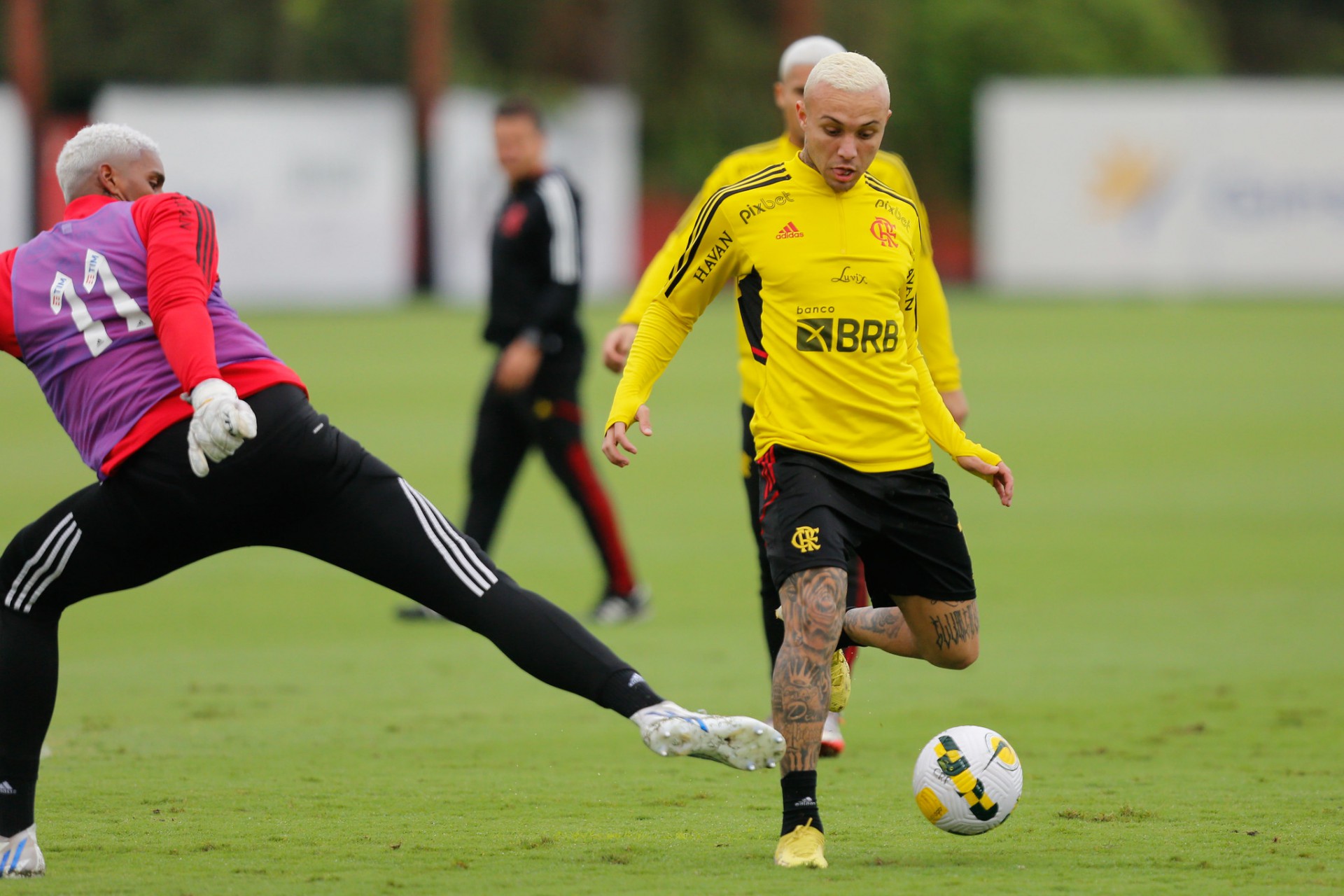 Hugo Souza e Matheus Cunha viraram jogadores de linha no treino desta sexta-feira - Gilvan de Souza/C.R. Flamengo