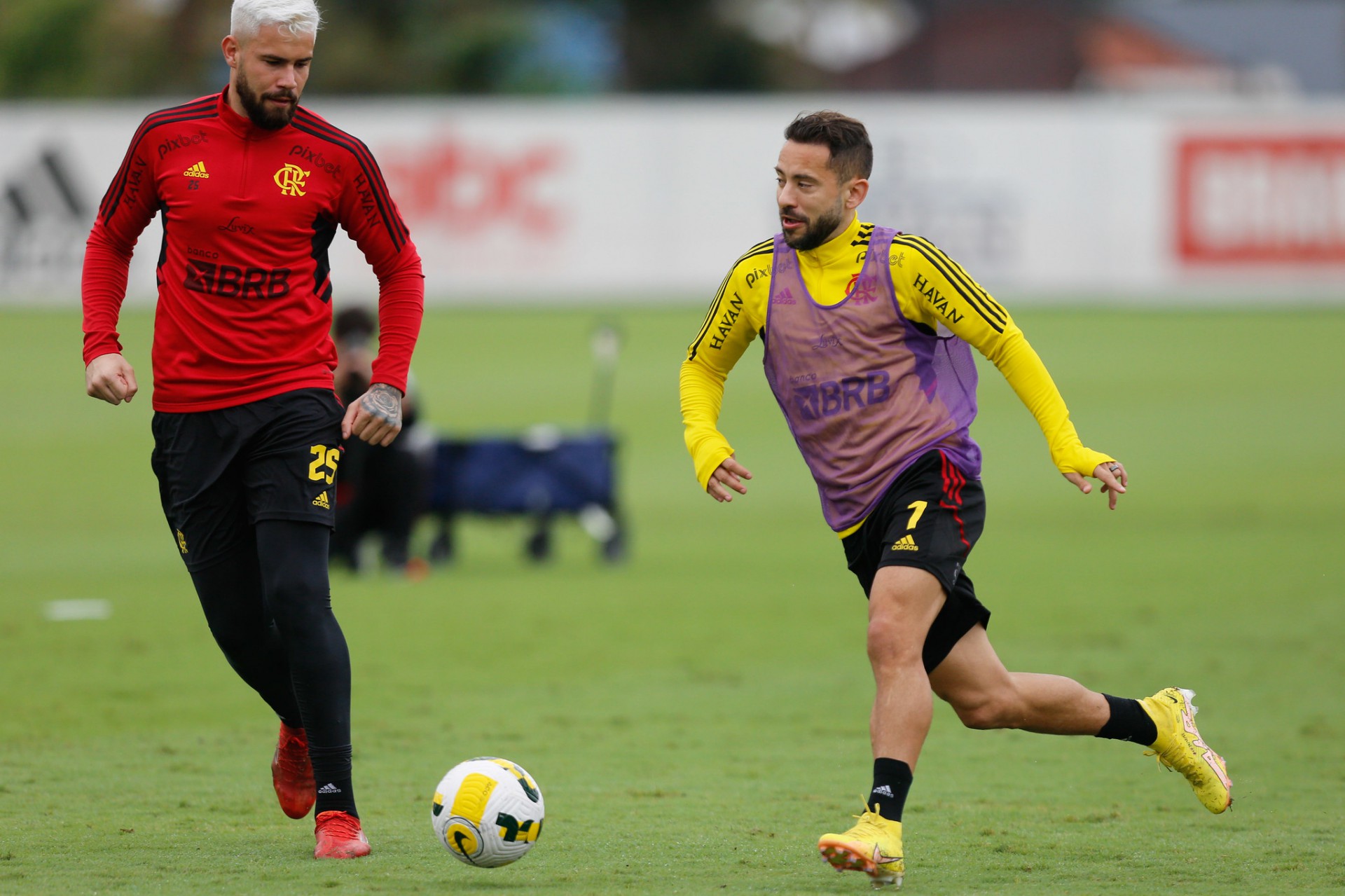 Hugo Souza e Matheus Cunha viraram jogadores de linha no treino desta sexta-feira - Gilvan de Souza/C.R. Flamengo