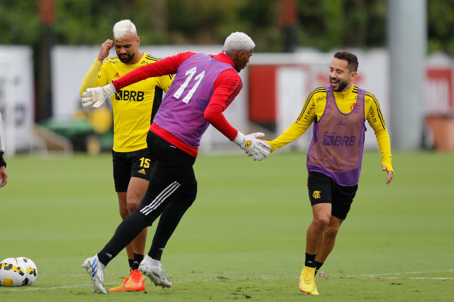 Hugo Souza e Matheus Cunha viraram jogadores de linha no treino desta sexta-feira - Gilvan de Souza/C.R. Flamengo