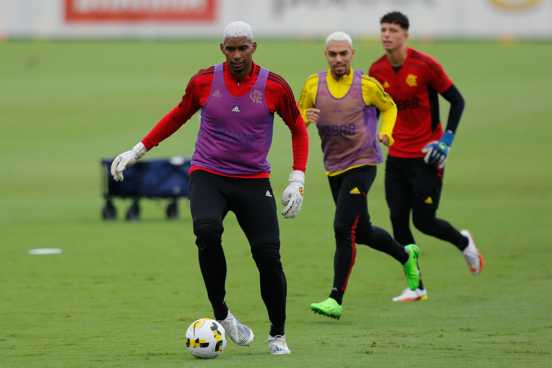 Hugo Souza e Matheus Cunha viraram jogadores de linha no treino desta sexta-feira - Gilvan de Souza/C.R. Flamengo