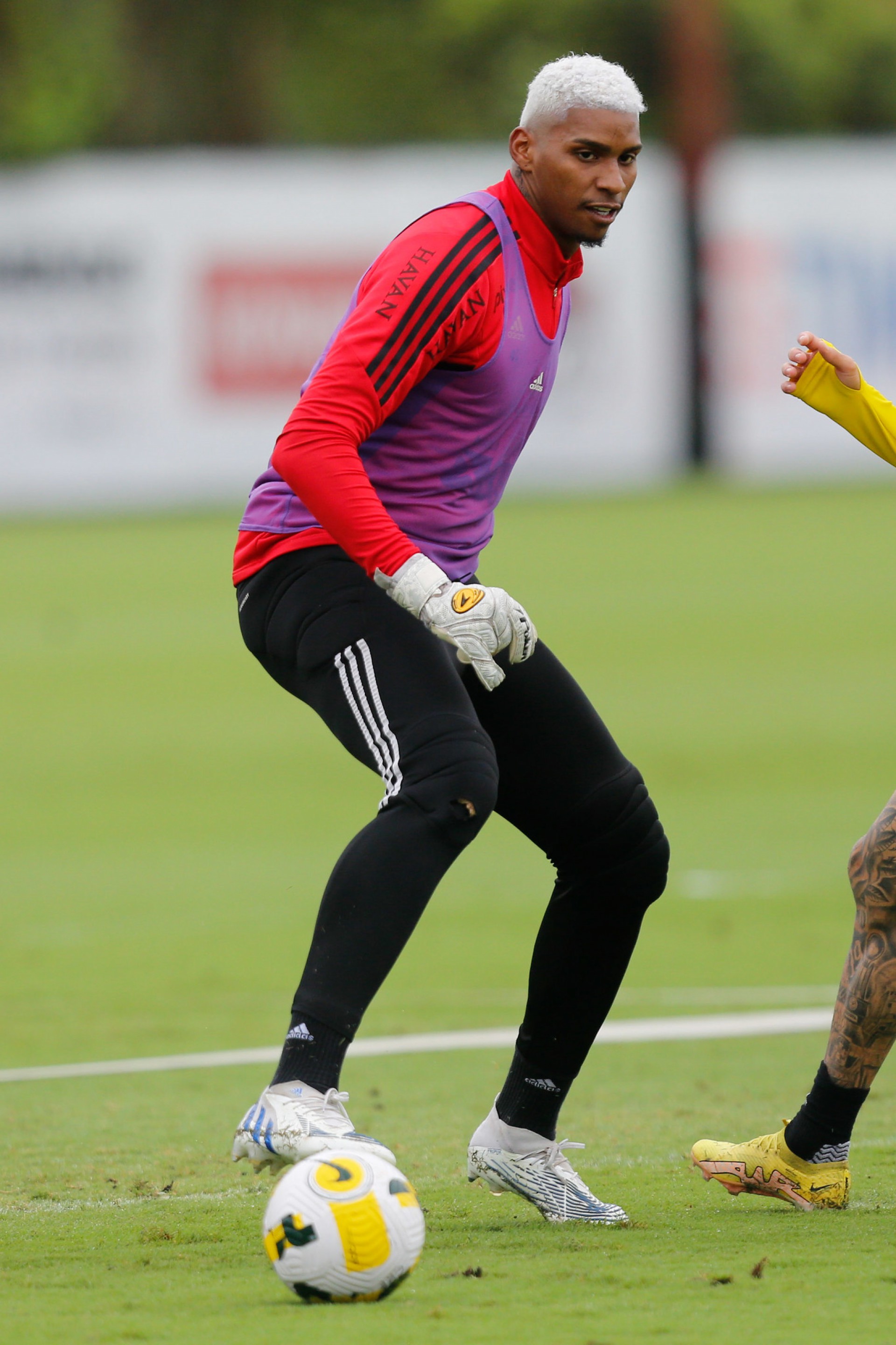 Hugo Souza e Matheus Cunha viraram jogadores de linha no treino desta sexta-feira - Gilvan de Souza/C.R. Flamengo