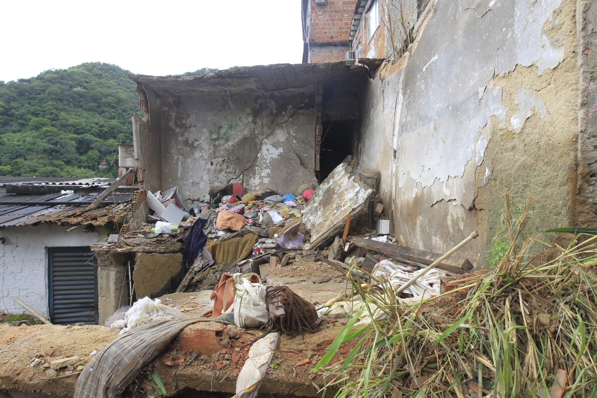 Uma mulher morreu após o desabamento de uma casa na Rua Paula Ramos na manhã desta sexta-feira (4), no Rio Comprido, Zona Norte do Rio. A vítima, identificada como Maria Soares, de 60 anos, vivia sozinha na habitação, que, segundo vizinhos, tinha problemas na estrutura e infiltrações. - Reginaldo Pimenta / Agencia O Dia