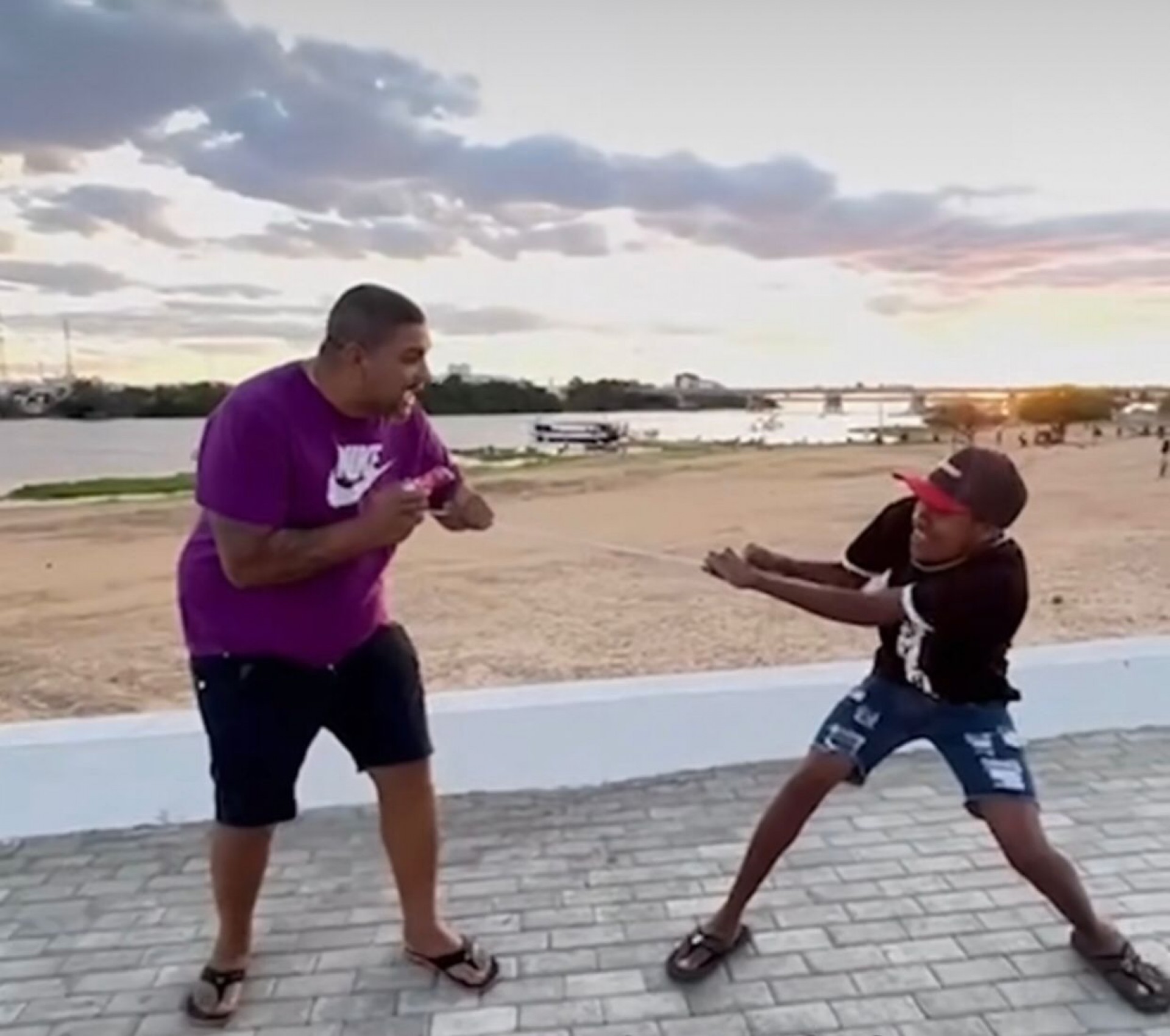 O sargento Aguiar e Guto entre os passeios que já fizeram - Divulgação