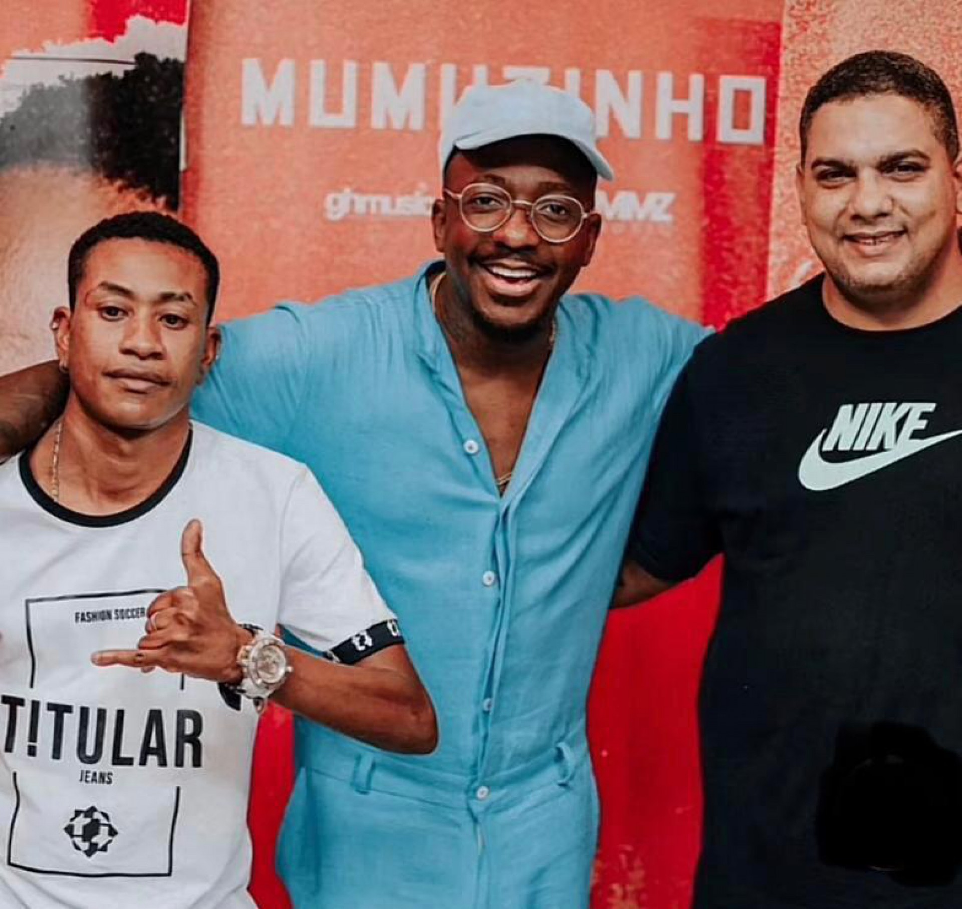 Guto e o sargento Aguiar entre o cantor Mumuzinho - Divulga&ccedil;&atilde;o