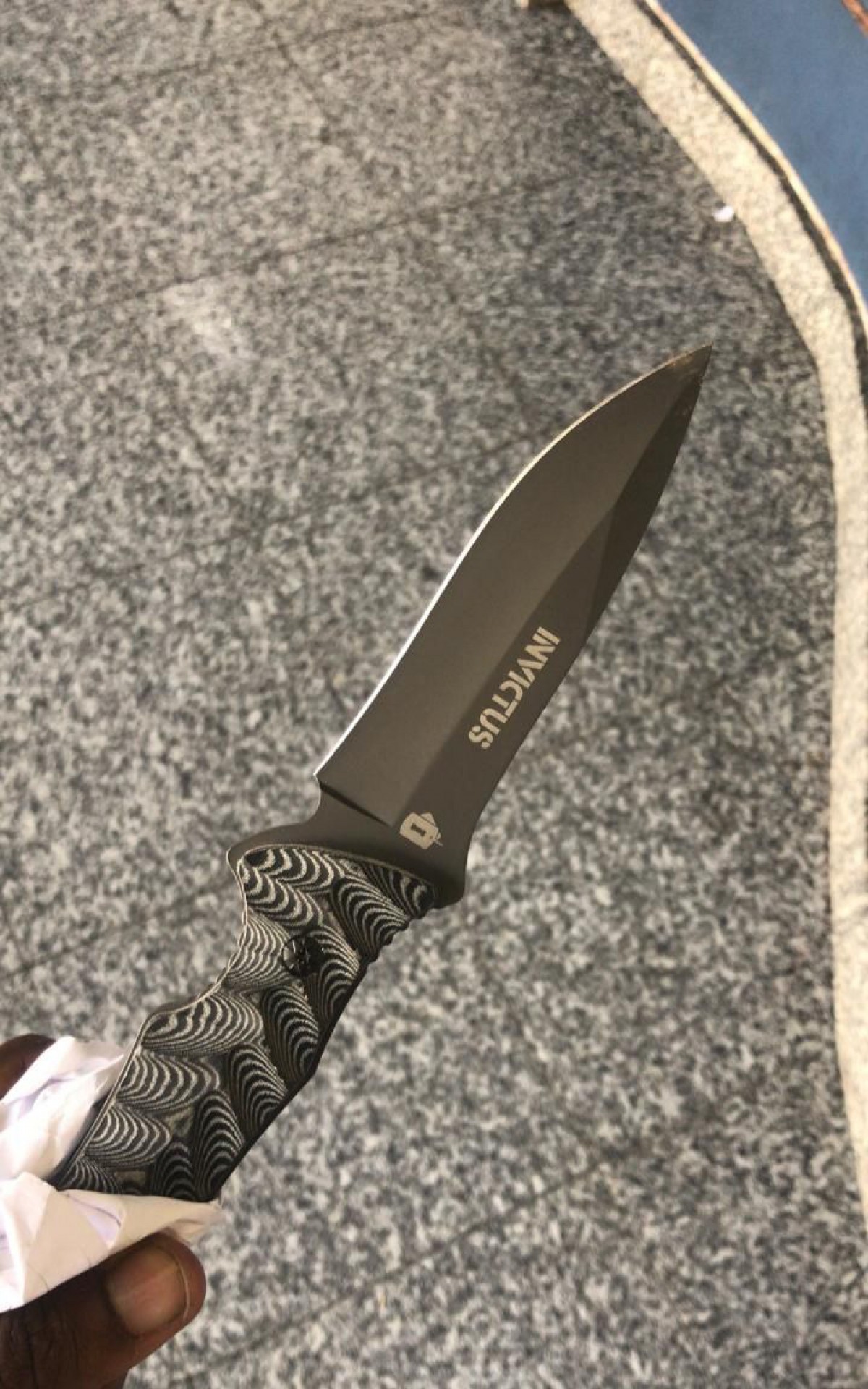 O suspeito amea&ccedil;ava a v&iacute;tima com uma faca - Divulga&ccedil;&atilde;o