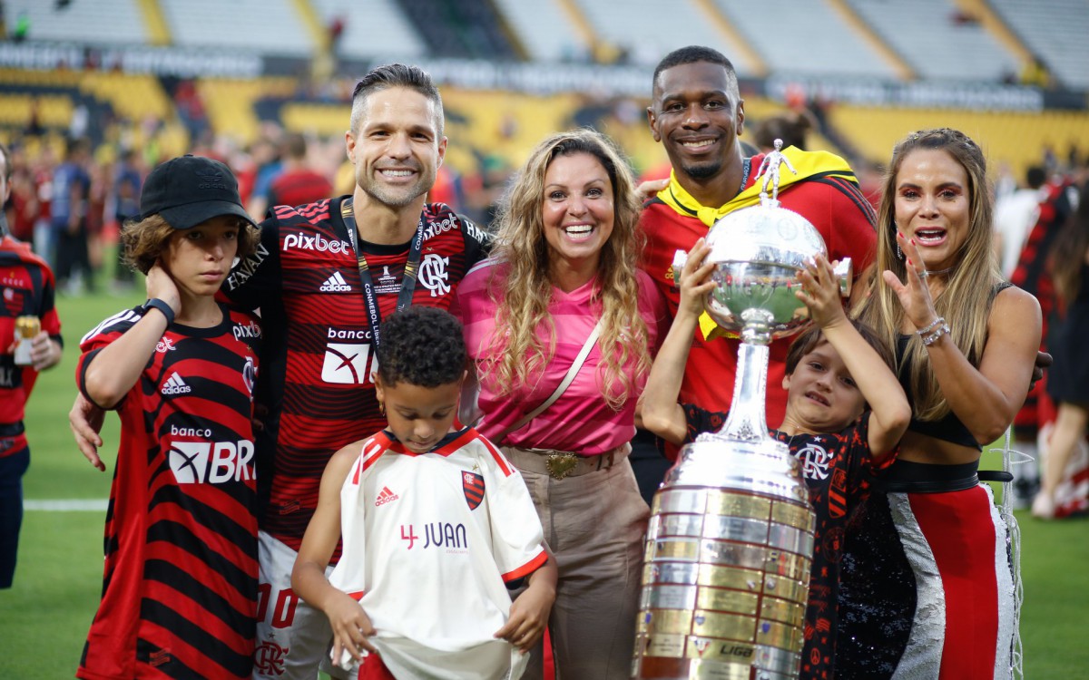 Diego Ribas ao lado de Juan e familiares