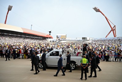 Papa Francisco celebra missa ao ar livre para 30 mil pessoas no Bahrein