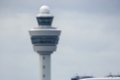 Centenas de ativistas são presos em protesto ambiental no aeroporto de Amsterdã