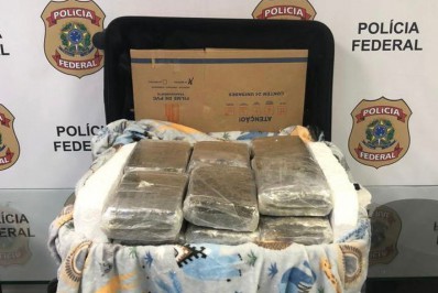 PF prende suspeita com 20 kg de maconha no Galeão