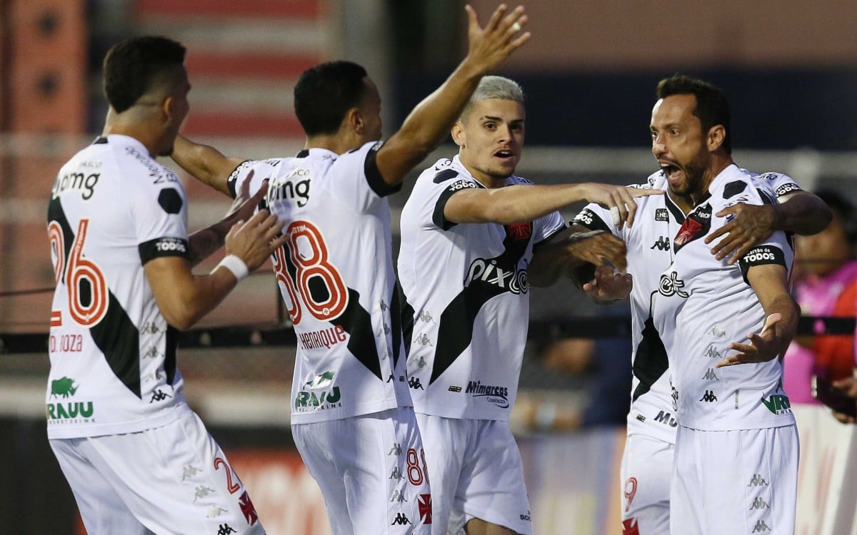 Goleiro Thiago Rodrigues recebe a camisa 1 do Vasco e destaca jogo