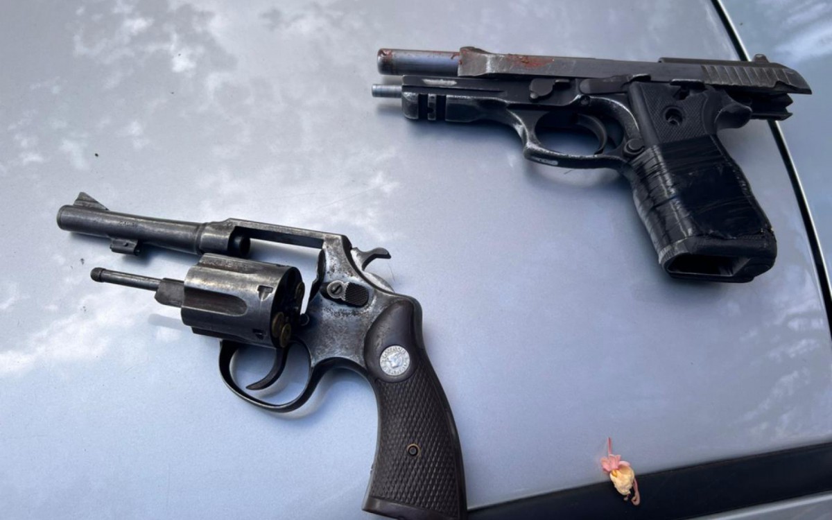 Armas foram apreendidas com os suspeitos - Divulgação/PMERJ