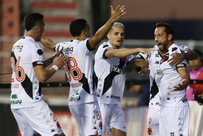 Nenê marca no início, Vasco segura pressão do Ituano e garante acesso para a Série A