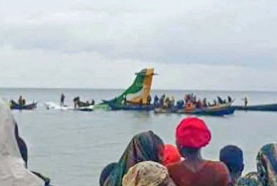 Avião com 43 tripulantes cai Lago Victoria, na Tanzânia