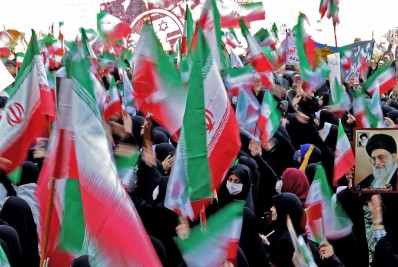 Irã tem novo dia de protestos marcados por violência