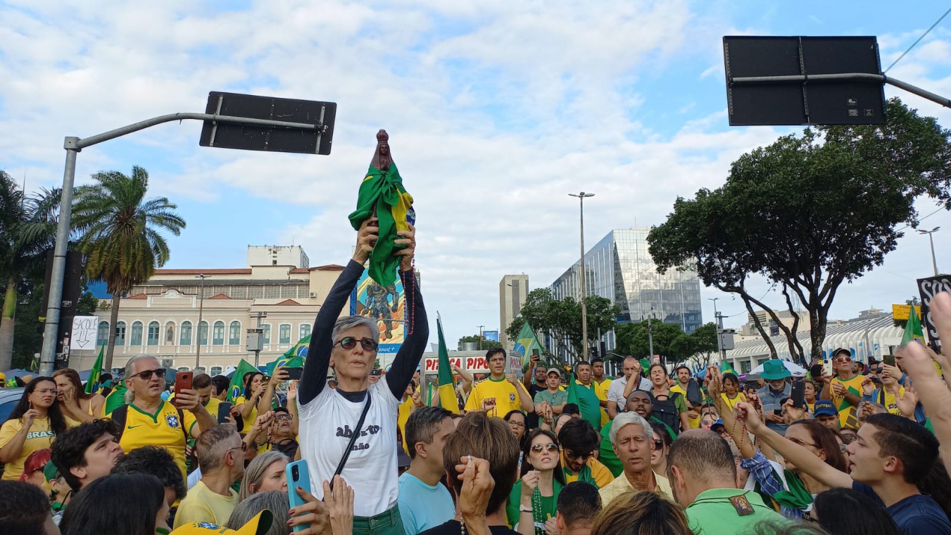 Cássia Kis é vista novamente em manifestação bolsonarista - Reprodução Internet