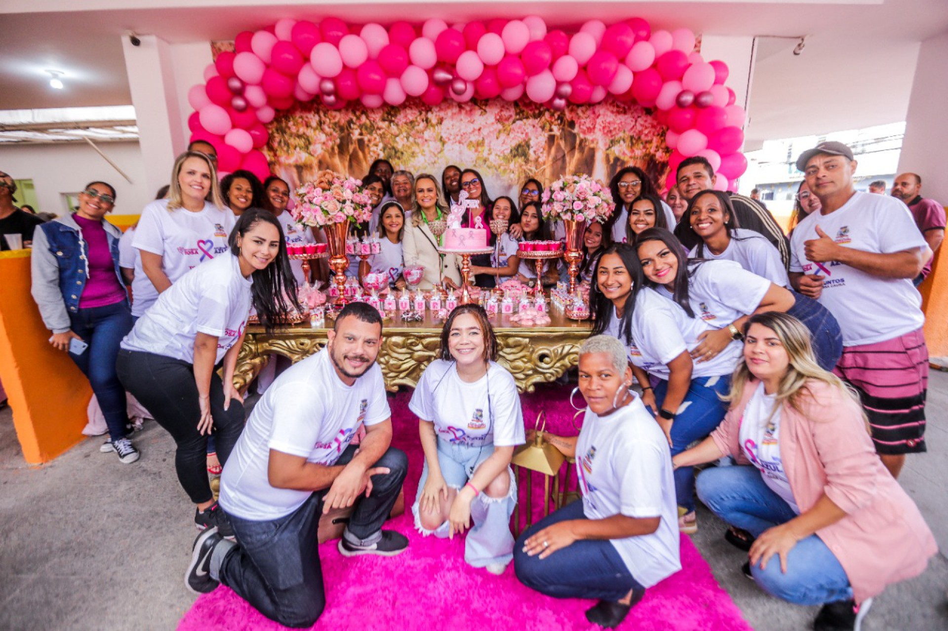 A deputada Daniela do Waguinho com integrantes da Clínica da Mulher durante o evento - Rafael Barreto / PMBR