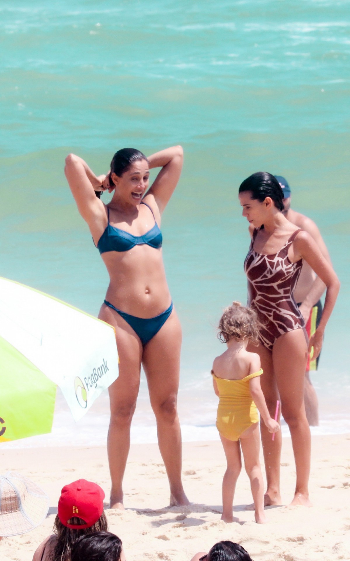 Camila Pitanga curte dia de praia em Ipanema, na Zona Sul do Rio, com os amigos neste domingo