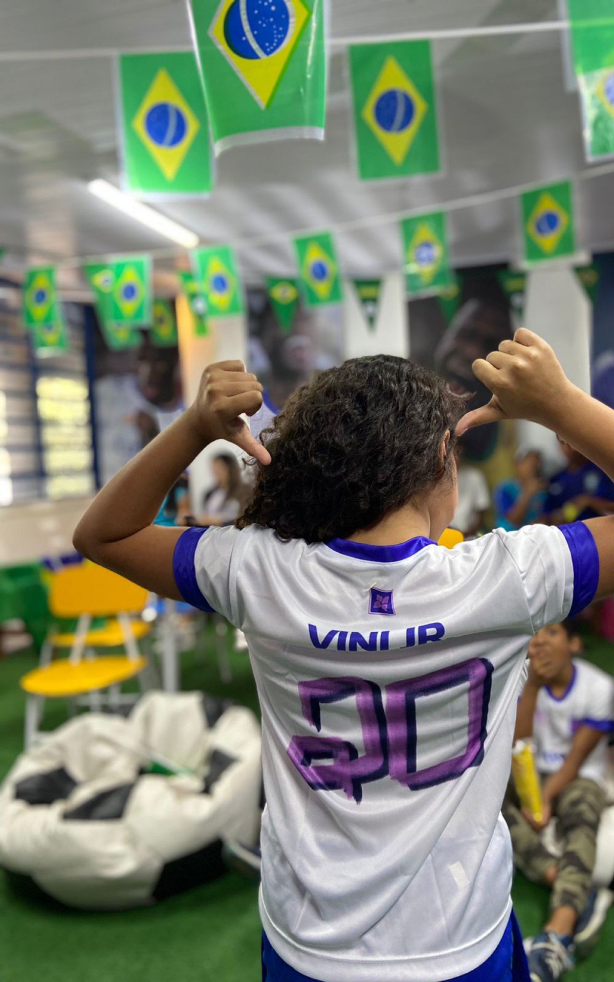 Crianças e professores comemoram a convocação do atacante Vinícius Jr. na Escola Paulo Freire  - Divulgação