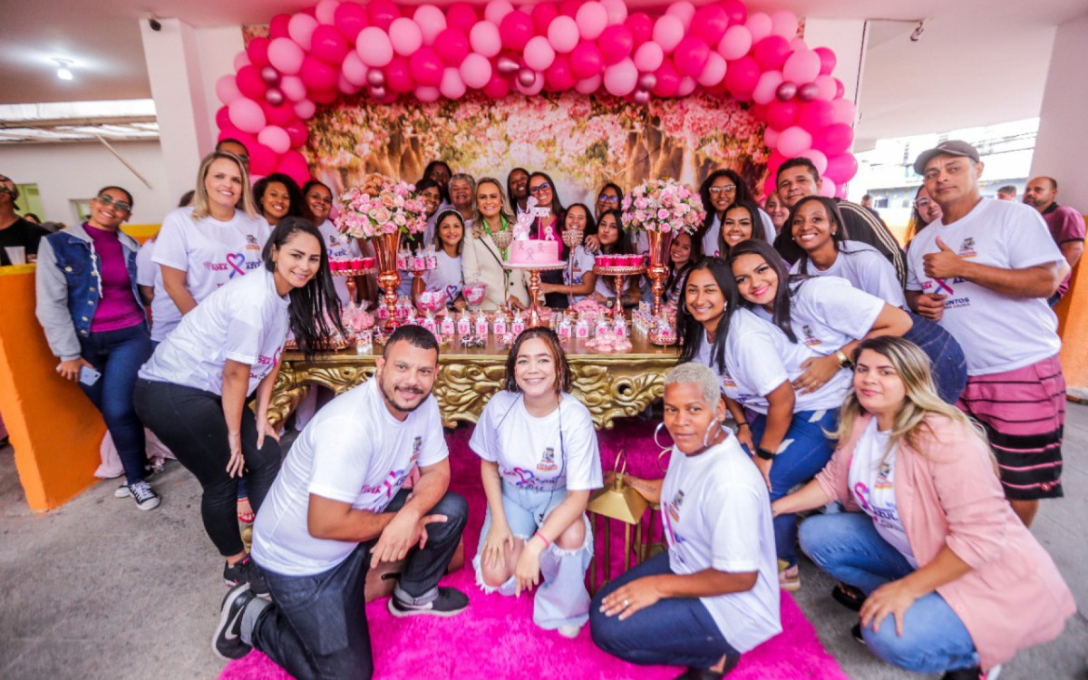 A deputada Daniela do Waguinho com integrantes da Cl&iacute;nica da Mulher durante o evento