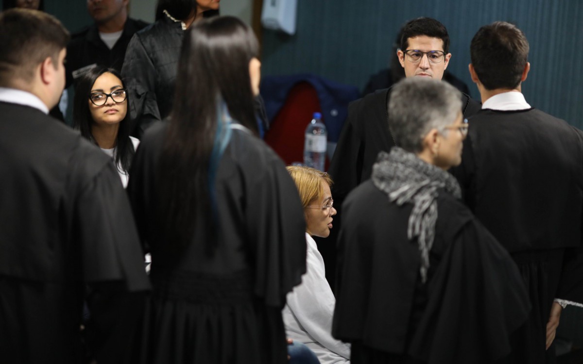 Julgamento de Flordelis acusada de matar o marido com ajuda dos filhos. Os advogados no fórum de Niterói tentavam a todo momento impedir da imprensa fazer imagens dos acusados. Na foto, Simone dos Santos Rodrigues, filha biológica de Flordelis. - Pedro Ivo/ Agência O Dia