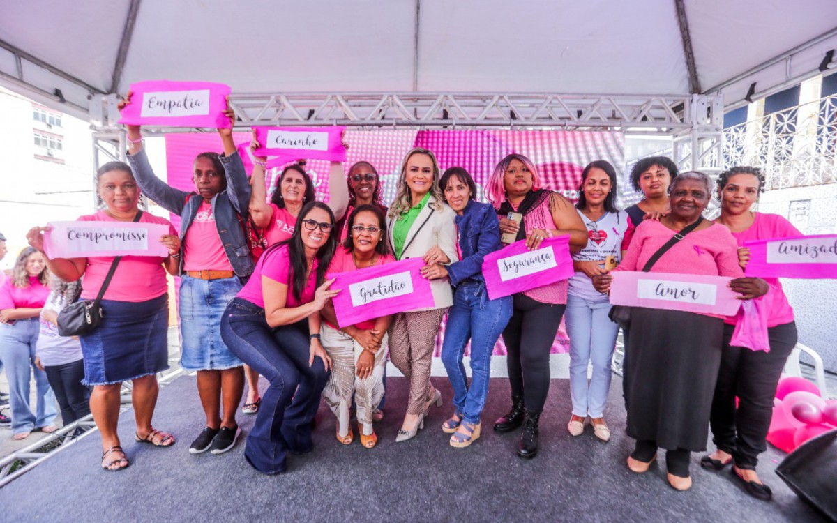 A deputada federal Daniela do Waguinho com Priscila Musser e pessoas que utilizam os servi&ccedil;os da Cl&iacute;nica da Mulher