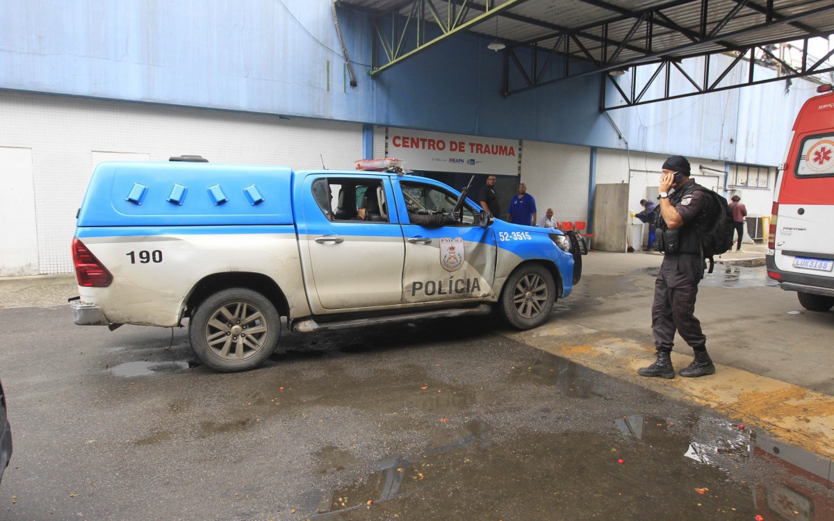 Os cabos Raphael Queles e Leandro dos Santos foram encaminhados ao Hospital Ad&atilde;o Pereira Nunes
