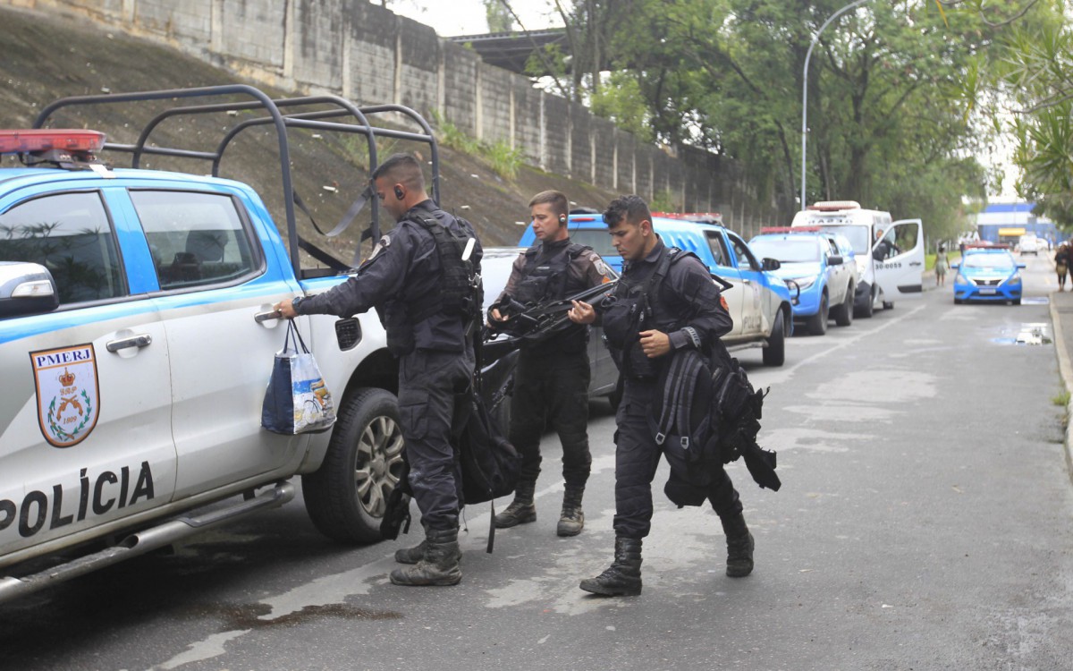 Os cabos Raphael Queles e Leandro dos Santos foram encaminhados ao Hospital Ad&atilde;o Pereira Nunes
