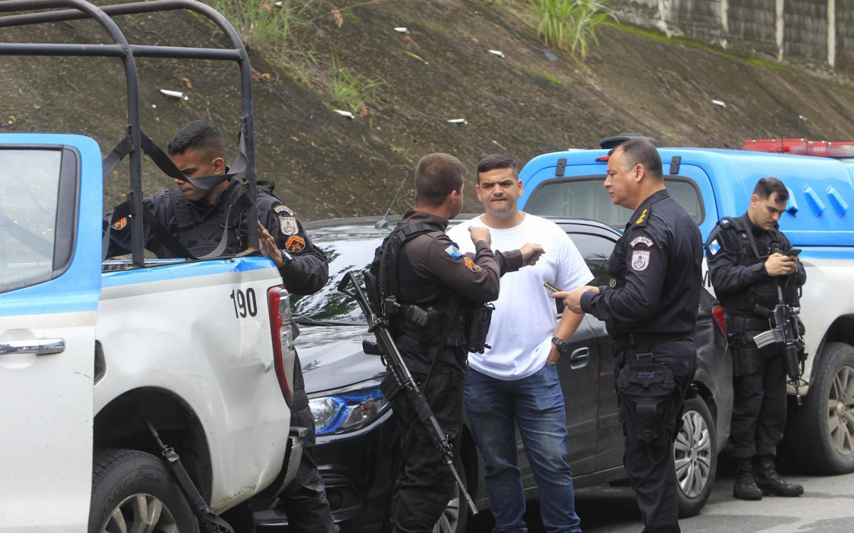 Os cabos Raphael Queles e Leandro dos Santos foram encaminhados ao Hospital Ad&atilde;o Pereira Nunes
