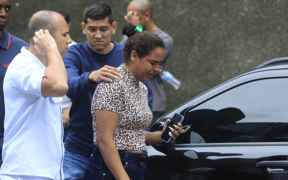 Policiais militares mortos na Mangueirinha, nesta segunda-feira (07). Na foto, esposa do SD Raphael Queles Teixeira Cardoso, 34 anos. 