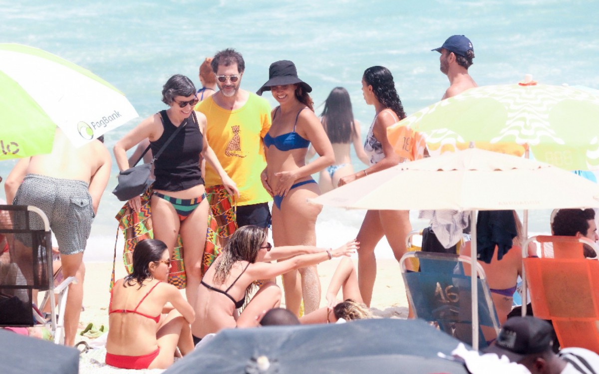 Camila Pitanga curte dia de praia em Ipanema, na Zona Sul do Rio, com os amigos neste domingo