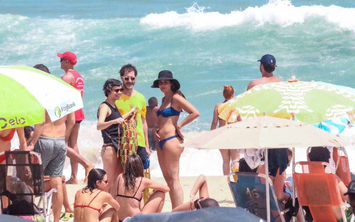 Camila Pitanga curte dia de praia em Ipanema, na Zona Sul do Rio, com os amigos neste domingo