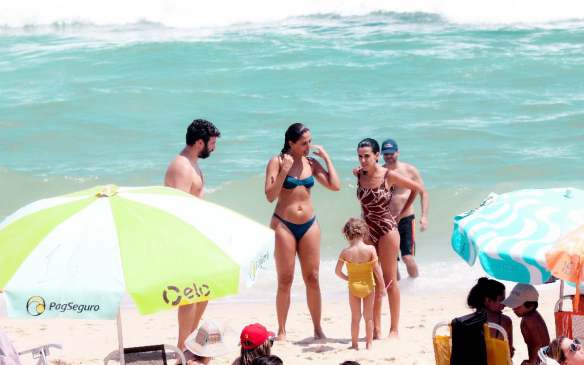 Camila Pitanga curte dia de praia em Ipanema, na Zona Sul do Rio, com os amigos neste domingo