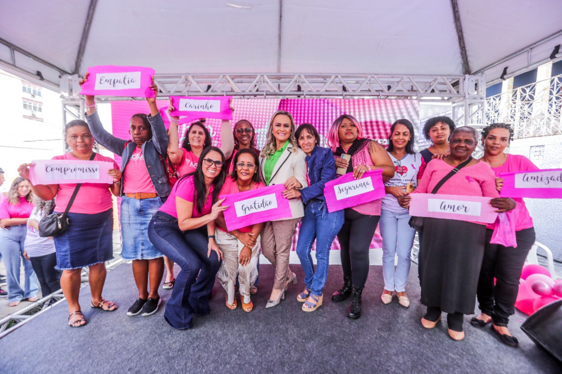A deputada federal Daniela do Waguinho com Priscila Musser e pessoas que utilizam os servi&ccedil;os da Cl&iacute;nica da Mulher - Rafael Barreto / PMBR